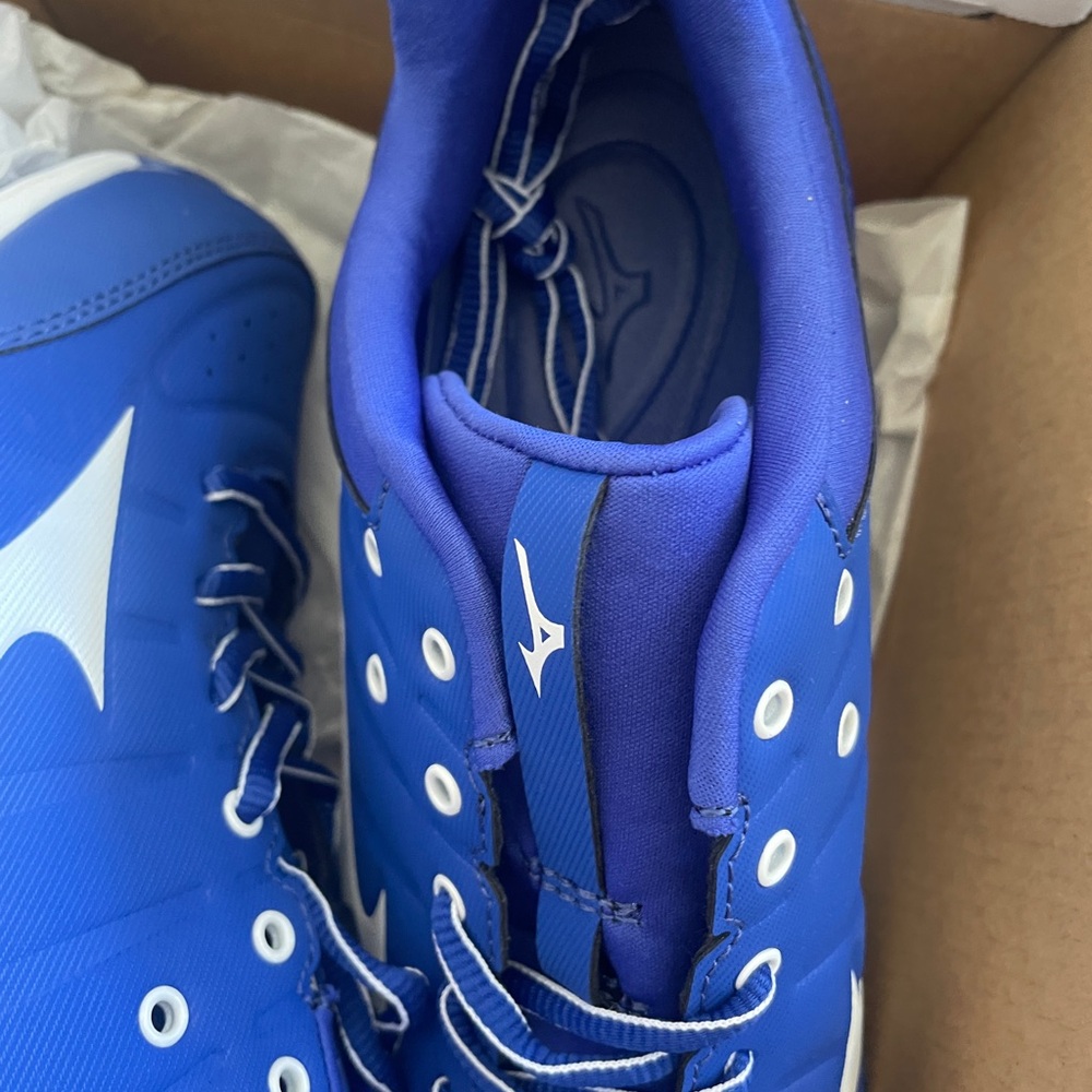 NWT boxed Mizuno Blue and White Molded Softball Cleats: Finch Elite 5